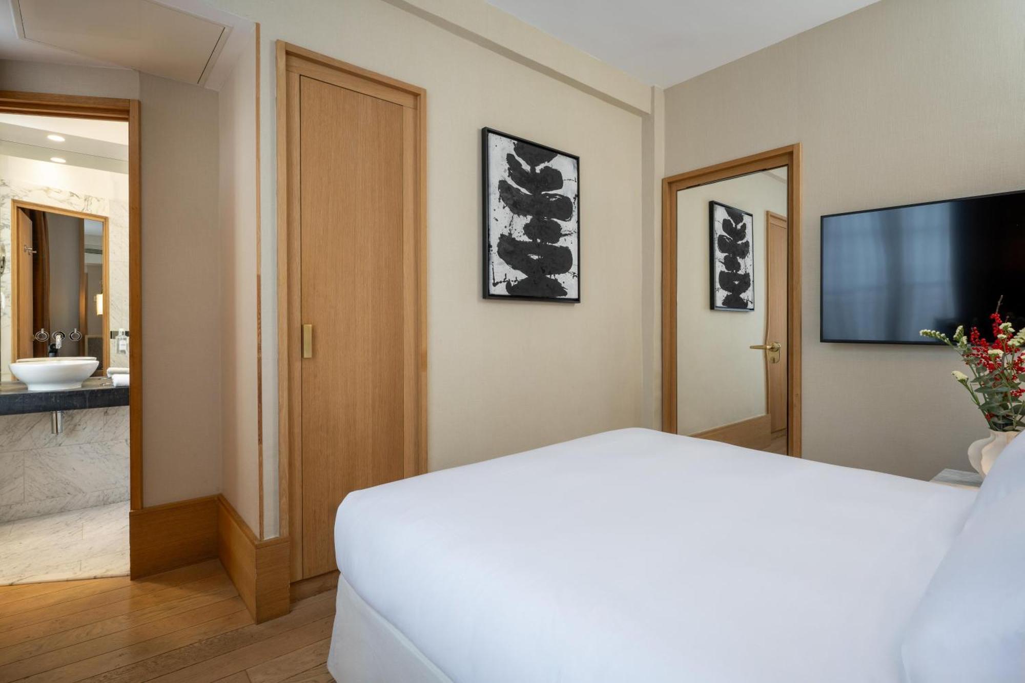 Le Belgrand Champs Elysees, Tapestry By Hilton Hotel