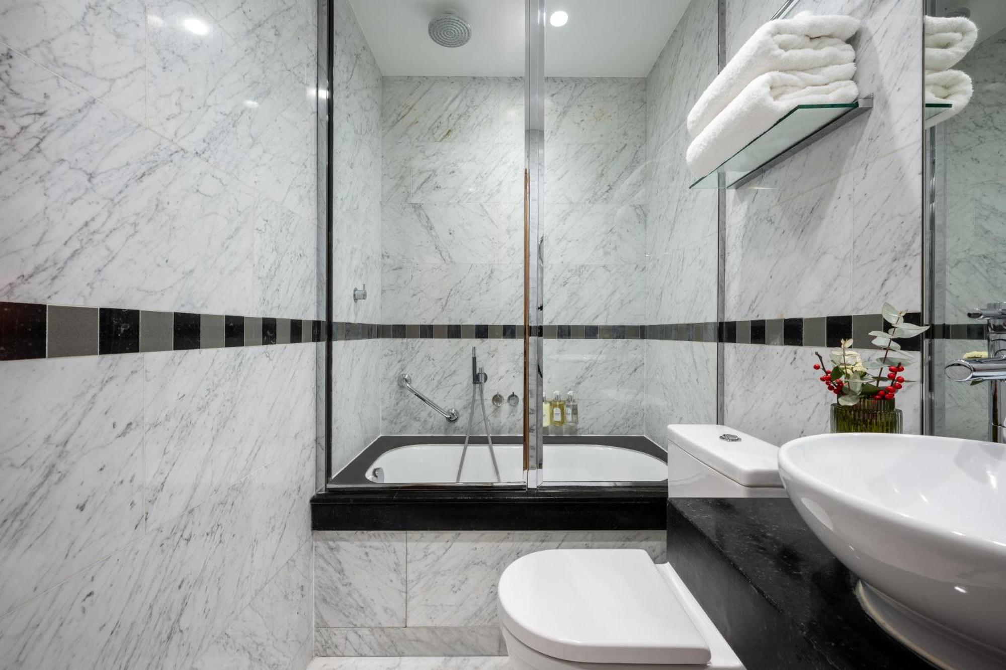 Hotel Le Belgrand Champs Elysees, Tapestry By Hilton